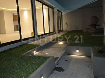 Casa · 265m² · 4 Recámaras · 2 Estacionamientos · Venta Residencia de un Nivel en Fracc. Subida del Club, Cuernavaca
