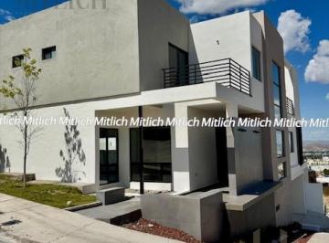 Casa · 390m² · 3 Recámaras · 3 Estacionamientos · Casa en Venta con Alberca Paseo de Las Lomas