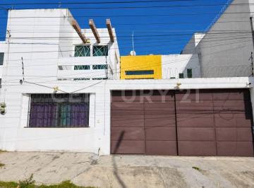 Casa · 291m² · 2 Estacionamientos · Venta de Casa Zona Prados Agua Azul