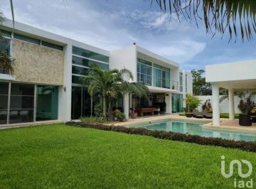 Casa · 836m² · 6 Recámaras · 5 Estacionamientos · Casa en Venta en Temozon Norte