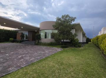 Casa · 1362m² · 5 Recámaras · 10 Estacionamientos · Casa en Venta Club de Golf Tres Marías de un Nivel 5 Recámaras