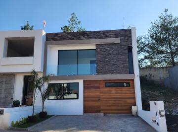 Casa · 160m² · 4 Recámaras · 2 Estacionamientos · Casa en Venta en Fraccionamiento Privado a Unos Pasos de Casa Club Altozano