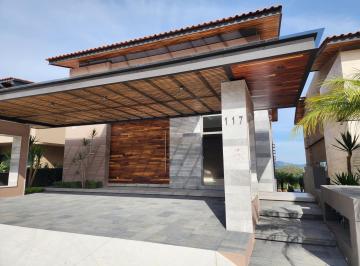 Casa · 403m² · 4 Recámaras · 2 Estacionamientos · Casa en Venta en Club de Golf Altozano Colinda con Campo del Golf