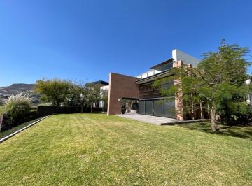 Casa · 1242m² · 5 Recámaras · 5 Estacionamientos · Casa en Venta Club de Golf Tres Marías con Vista Panorámica, Club de Primer Nivel