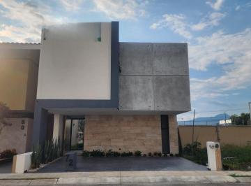 Casa · 160m² · 3 Recámaras · 2 Estacionamientos · Casa en Venta Salida Pátzcuaro Fraccionamiento Privado con Caseta de Vigilancia y Áreas Verdes