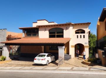 Casa · 525m² · 4 Recámaras · 3 Estacionamientos · Casa en Venta con Alberca Techada, Bar, Jardín Colinda con Campo de Golf