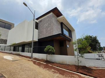 Casa · 200m² · 4 Recámaras · 2 Estacionamientos · Casa Venta Fraccionamiento Privado a 7 Minutos Centro Comercial Altozano