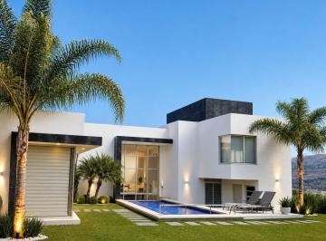 Casa · 1500m² · 4 Recámaras · 5 Estacionamientos · Casa en Venta en Club de Golf Tres Marías Club de Primer Nivel 27hoyos, Hípico, Etc