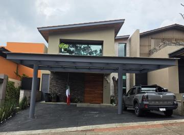 Casa · 330m² · 3 Recámaras · 3 Estacionamientos · Casa en Venta en Club de Golf Altozano Muy Cerca de La Casa Club y Canchas de Tenis