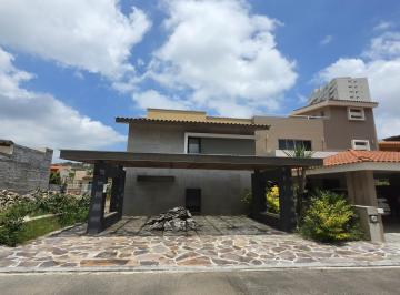 Casa · 308m² · 3 Recámaras · 2 Estacionamientos · Casa Venta en Club de Golf Altozano a 5 Minutos del Centro Comercial Altozano