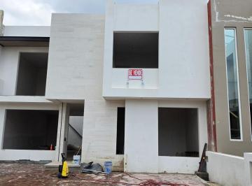Casa · 145m² · 4 Recámaras · 2 Estacionamientos · Casa en Venta en Altozano Fraccionamiento Privado a 5 Minutos del Centro Comercial Altozano