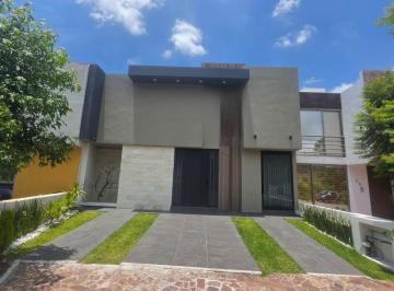 Casa · 191m² · 5 Recámaras · 2 Estacionamientos · Casa en Venta en Vistas Altozano Fraccionamiento Privado