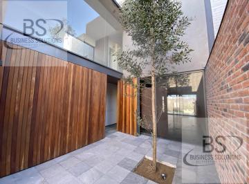 Casa · 270m² · 4 Recámaras · 3 Estacionamientos · Kl/ Moderna Casa en Renta. 4 Recámaras.