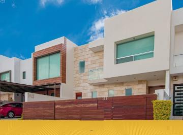 Casa · 290m² · 4 Recámaras · 2 Estacionamientos · Casa en Renta en Cumbres del Lago Juriquilla Queretaro