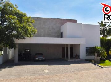 Casa · 726m² · 4 Recámaras · 7 Estacionamientos · Casa de Lujo en Venta en Privada en Juriquilla con Casa Club y Alberca en Queretaro