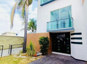 Casa en condominio · 250m² · 3 Recámaras · 3 Estacionamientos · Casa Remodelada en Venta - Villa Satélite La Calera Puebla