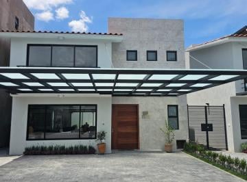 Inmueble productivo urbano · 255m² · 3 Recámaras · 4 Estacionamientos · Venta de Casa Residencial - (4)