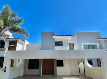 Casa de 3 habitaciones, Zapopan · Casa Remodelada en Venta en Bugambilias