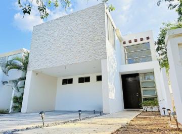 Casa · 285m² · 3 Recámaras · 2 Estacionamientos · Casa en Cholul