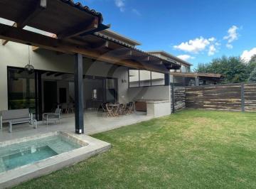 Casa · 240m² · 4 Recámaras · 3 Estacionamientos · Casa en Renta en Avándaro
