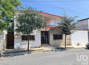 Casa · 346m² · 5 Recámaras · 6 Estacionamientos · ¡Atención Inversionistas! Casa con Terreno en Venta en Col. Lomas de Anáhuac (Zona Anáhuac - Uanl)