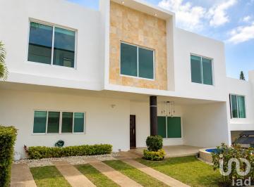 Casa · 210m² · 3 Recámaras · 2 Estacionamientos · Casa en Venta Lomas de Atzingo Cuernavaca, en Privada de Solo 4 Casas
