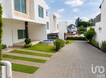 Casa · 210m² · 3 Recámaras · 2 Estacionamientos · Casa en Venta Lomas de Atzingo Cuernavaca, en Privada de Solo 4 Casas