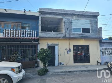 Casa · 204m² · 6 Recámaras · ¡Atención Inversionistas! Casa en Venta en Col. Jardines de Nogalar (Zona San Nicolás)