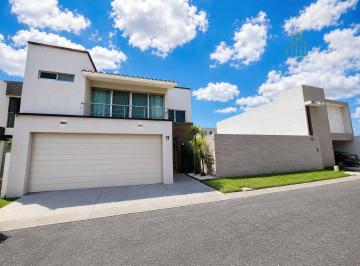 Casa · 324m² · 3 Recámaras · 2 Estacionamientos · Venta de Casa en Fraccionamiento Lomas del Sol con Amplio Jardin