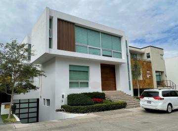 Casa · 356m² · 4 Recámaras · 4 Estacionamientos · Casa en Venta en Puerta del Bosque