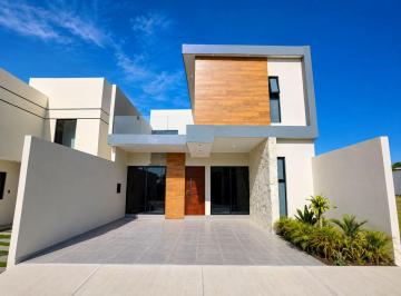 Casa · 160m² · 3 Recámaras · 2 Estacionamientos · Venta de Casa en Fraccionamiento Lomas del Mediterráneo con Alberca