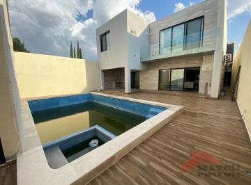Casa · 400m² · 3 Recámaras · 2 Estacionamientos · Casa en Renta en Valle Real