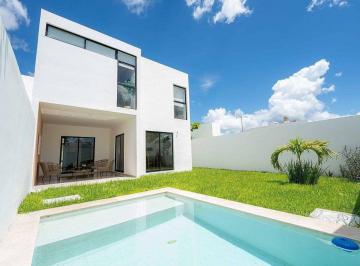 Casa · 243m² · 3 Recámaras · 2 Estacionamientos · Casa en Venta en Chichí Suárez Al Nororiente de Mérida