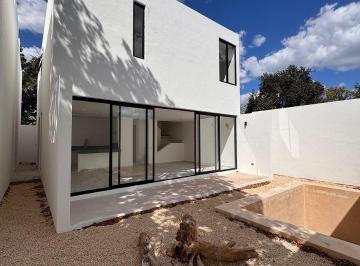 Casa · 180m² · 3 Recámaras · 2 Estacionamientos · Casa Equipada y con Paneles Solares, en Privada, Norte de Mérida