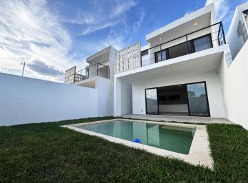Casa · 225m² · 3 Recámaras · 2 Estacionamientos · Casa con Paneles Solares en Venta Al Norte de Merida