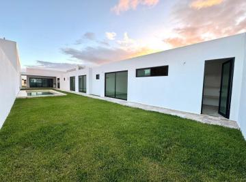 Casa · 689m² · 4 Recámaras · 4 Estacionamientos · Casa con Terreno Amplio en Venta Al Norte de Merida