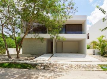 Casa · 531m² · 4 Recámaras · 4 Estacionamientos · Casa en Yucatán Country Club en Venta
