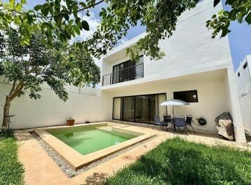 Casa · 256m² · 4 Recámaras · 2 Estacionamientos · Casa con Paneles Solares en Venta Al Norte de Merida.