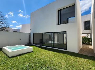 Casa · 200m² · 3 Recámaras · 2 Estacionamientos · Casa de 3 Habitaciones en Venta en Privada, Cholul