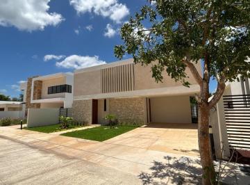 Casa · 446m² · 4 Recámaras · 4 Estacionamientos · Casa de 4 Habitaciones y Alberca en El Norte de Mérida