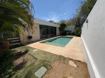Casa · 751m² · 3 Recámaras · 2 Estacionamientos · Casa de Una Planta Equipada en Cholul Mérida