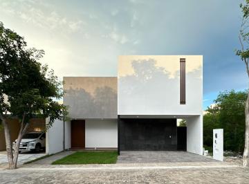 Casa · 288m² · 3 Recámaras · 2 Estacionamientos · Casa en Privada Residencial en Temozón Norte