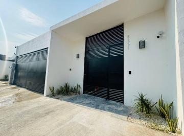 Casa · 383m² · 3 Recámaras · 2 Estacionamientos · Casa con Paneles Solares, Equipada y Amueblada