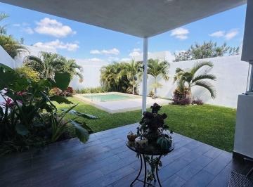 Casa · 385m² · 3 Recámaras · 4 Estacionamientos · Casa en Venta con Bello Jardín