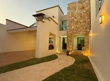 Casa · 356m² · Casa en Venta Al Norte Mérida con Piscina, Bar y 4 Recámaras