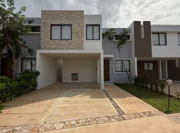 Casa · 214m² · 3 Recámaras · 2 Estacionamientos · Casa en Venta en Privada, Ciudad Caucel