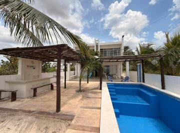 Casa · 400m² · 5 Recámaras · 5 Estacionamientos · Hermosa y Amplia Casa en La Playa