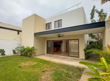 Casa · 348m² · 4 Recámaras · 2 Estacionamientos · Casa en Venta con 17 Paneles Solares