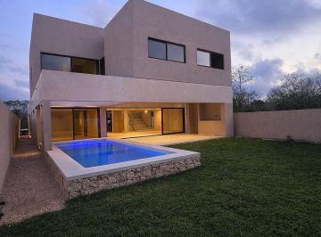 Casa · 578m² · 4 Recámaras · 6 Estacionamientos · Casa en Venta en Provincia