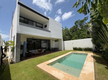Casa · 407m² · 3 Recámaras · 4 Estacionamientos · Casa en Venta en Privada con Palenes Solares